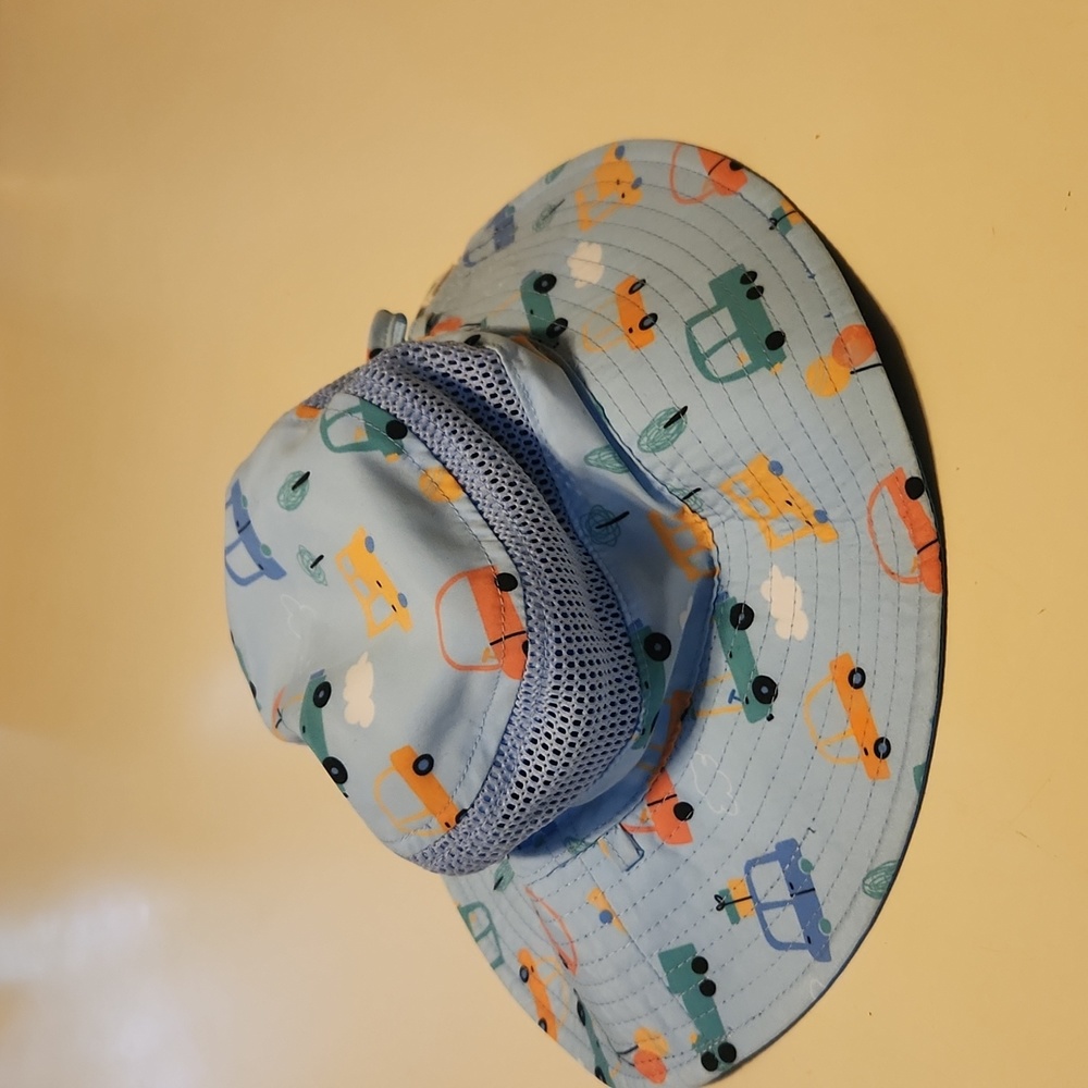 Reversible bucket hat